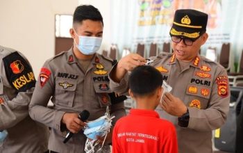 Di Tengah Kabut Asap Karhutla, Brimob Polda Jambi Beri Motivasi serta Perhatian Kesehatan Pelajar Sekolah Rakyat