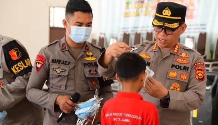 Di Tengah Kabut Asap Karhutla, Brimob Polda Jambi Beri Motivasi serta Perhatian Kesehatan Pelajar Sekolah Rakyat