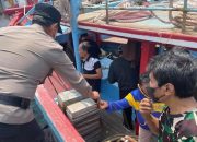 Antisipasi Dampak Erupsi Gunung Krakatau, Polsek Sunda Kelapa, Bagikan 250 Masker kepada Nelayan