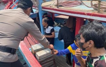Antisipasi Dampak Erupsi Gunung Krakatau, Polsek Sunda Kelapa, Bagikan 250 Masker kepada Nelayan