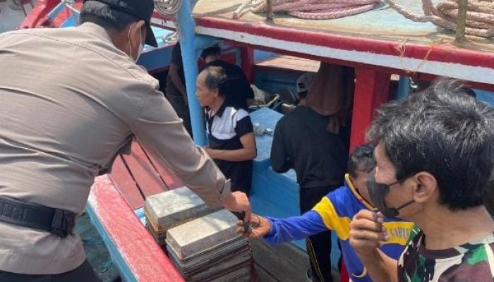 Antisipasi Dampak Erupsi Gunung Krakatau, Polsek Sunda Kelapa, Bagikan 250 Masker kepada Nelayan