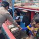 Antisipasi Dampak Erupsi Gunung Krakatau, Polsek Sunda Kelapa, Bagikan 250 Masker kepada Nelayan