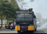 Kurangi Debu dan Dampak Karhutla, Samapta Polda Kaltara Lakukan Penyiraman Jalan
