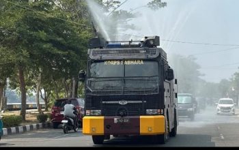 Kurangi Debu dan Dampak Karhutla, Samapta Polda Kaltara Lakukan Penyiraman Jalan