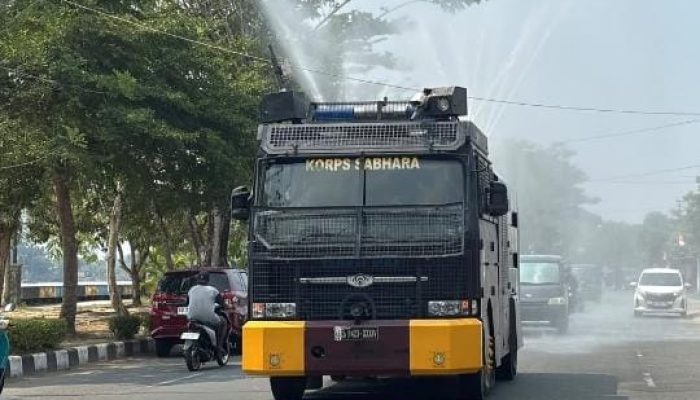 Kurangi Debu dan Dampak Karhutla, Samapta Polda Kaltara Lakukan Penyiraman Jalan